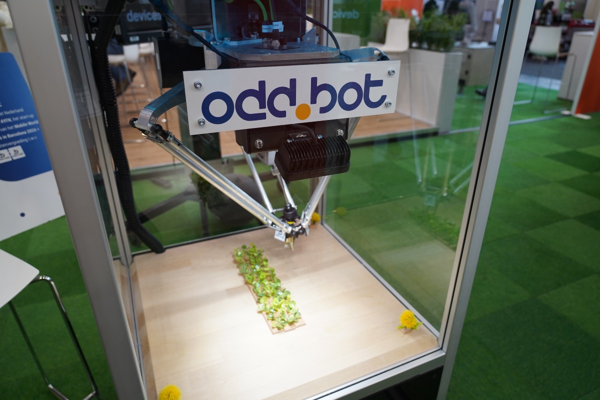 Il robot di odd.bot elimina le malerbe afferrandole una ad una